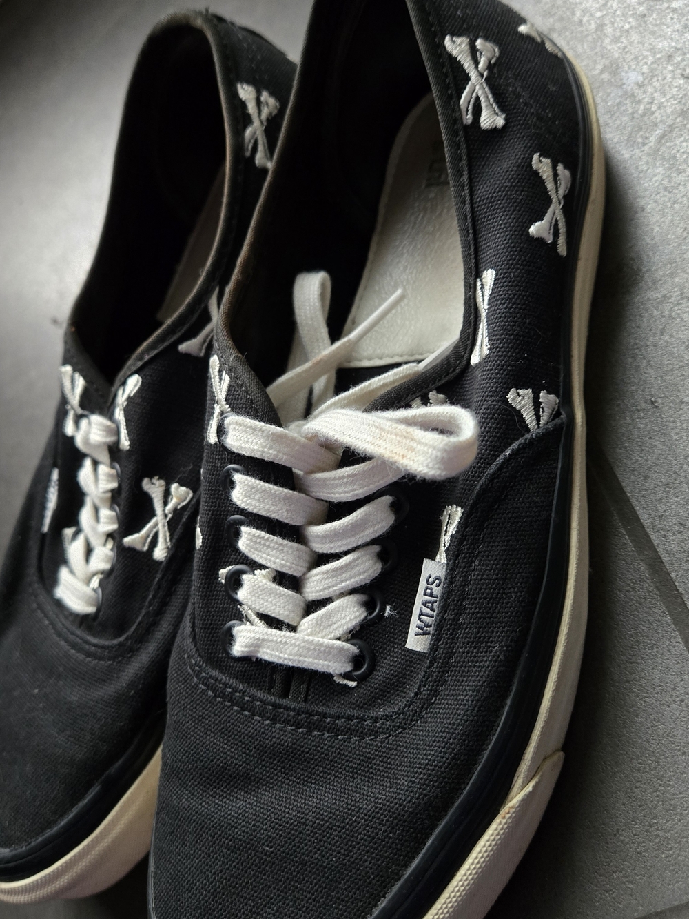 Vans Black Canvas Skull & Crossbones Low-Top Sneakers with White Laces - Picture 3 of 5